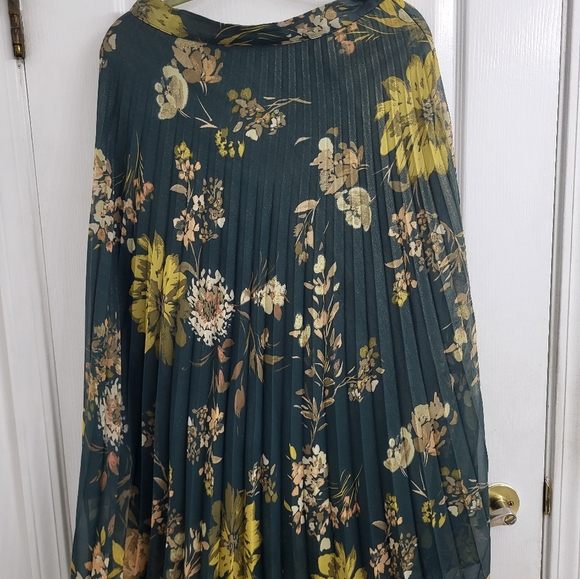 Zara Floral Pleaded Skirt Green Colour Foil Pattern Size Medeum - Picture 6 of 6